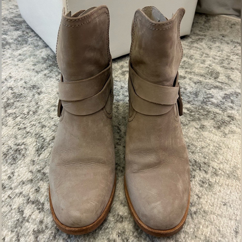 UGG Elora Boots - Picture 6 of 10